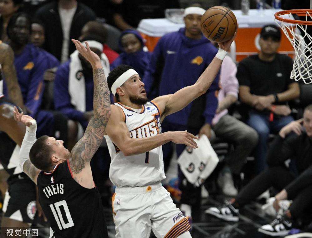 米兰主帅阿莱格里压力大，莫德里奇表现突出，助力球队缓解压力，赢得赞誉。