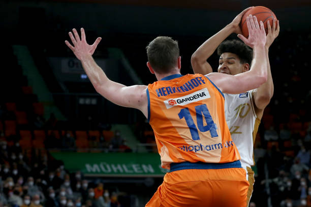 B费与梅努 B费与梅努