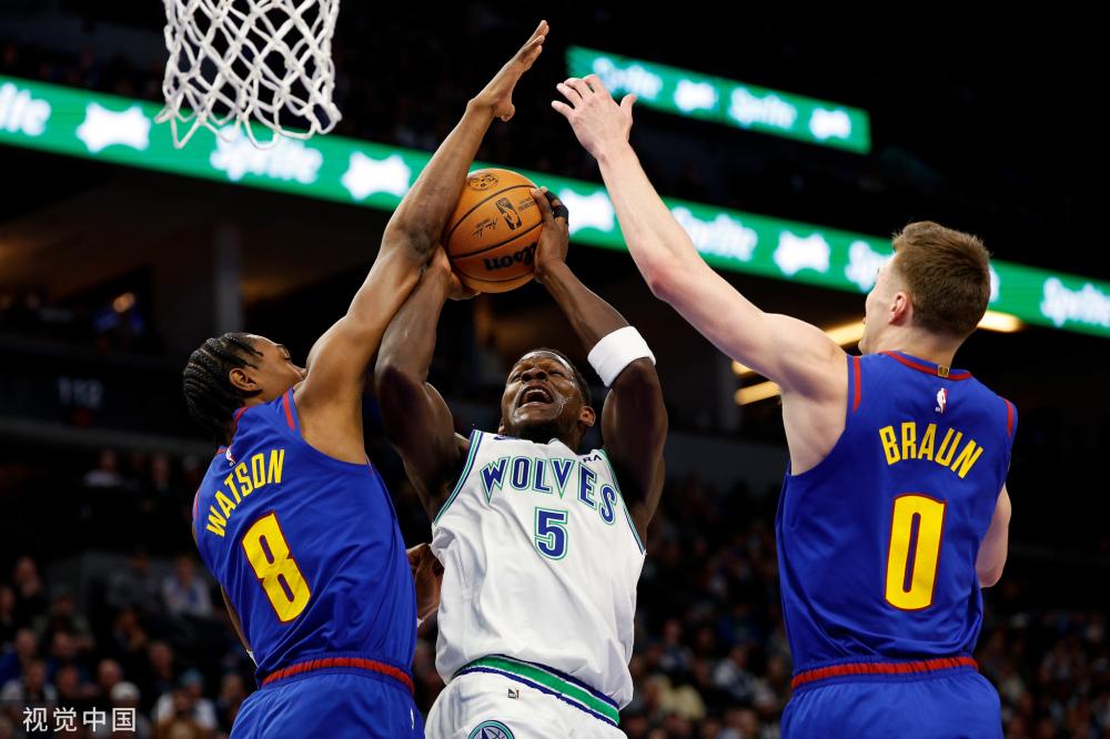 舞台上屡屡 舞台上屡屡