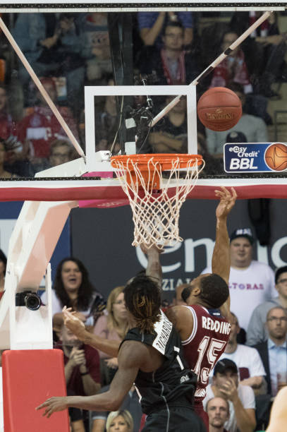 着一个耐人 着一个耐人