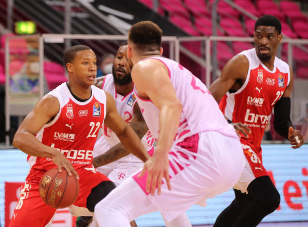 【英雄联盟】WE发文总结本赛段：我们从未停止向上攀登的脚步，也从不缺乏从头再来的勇气