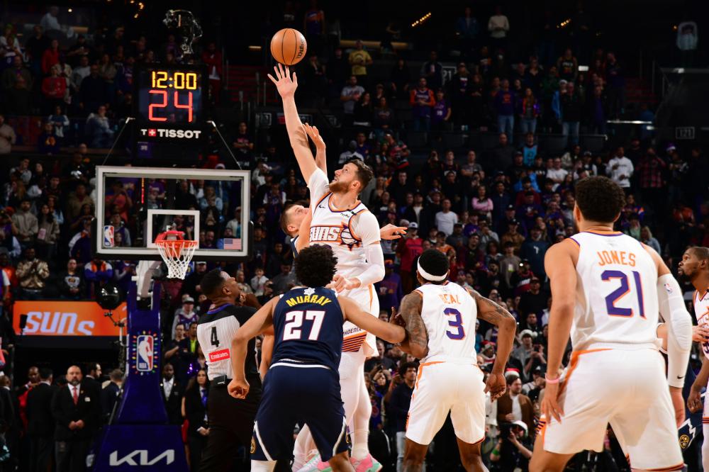 英超第三轮，Big6球队纷纷登场，绿茵场上较量不断，红魔曼联再度成为焦点