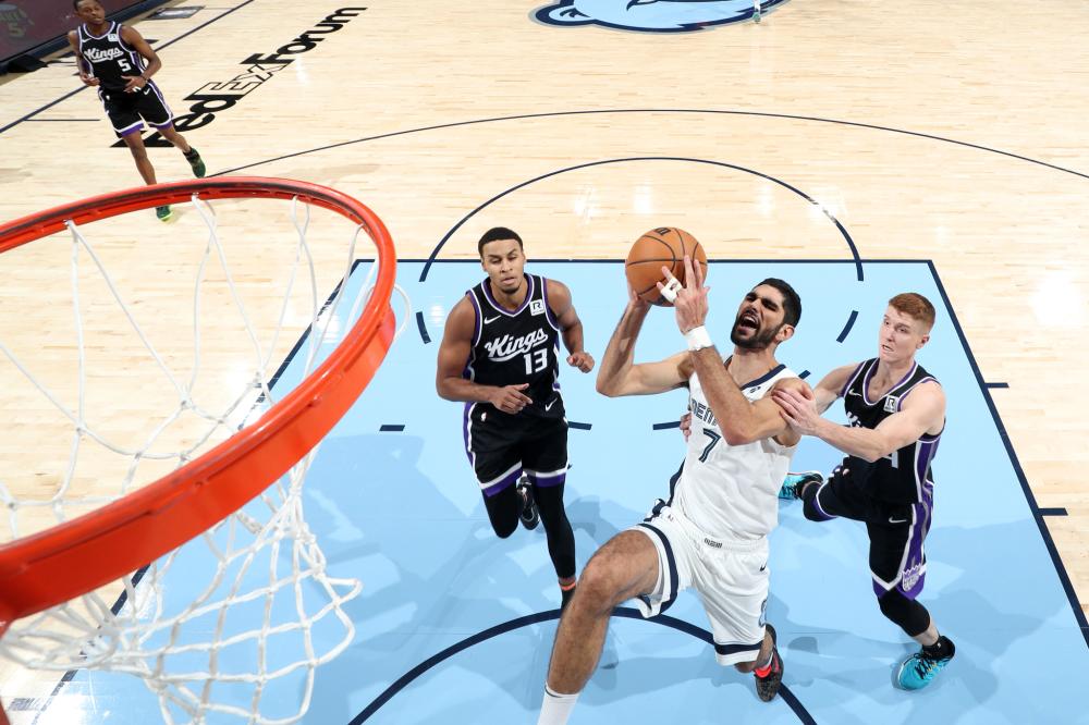 湖人半场领先4分！詹姆斯22+6状态神勇 东契奇带病出战8+5